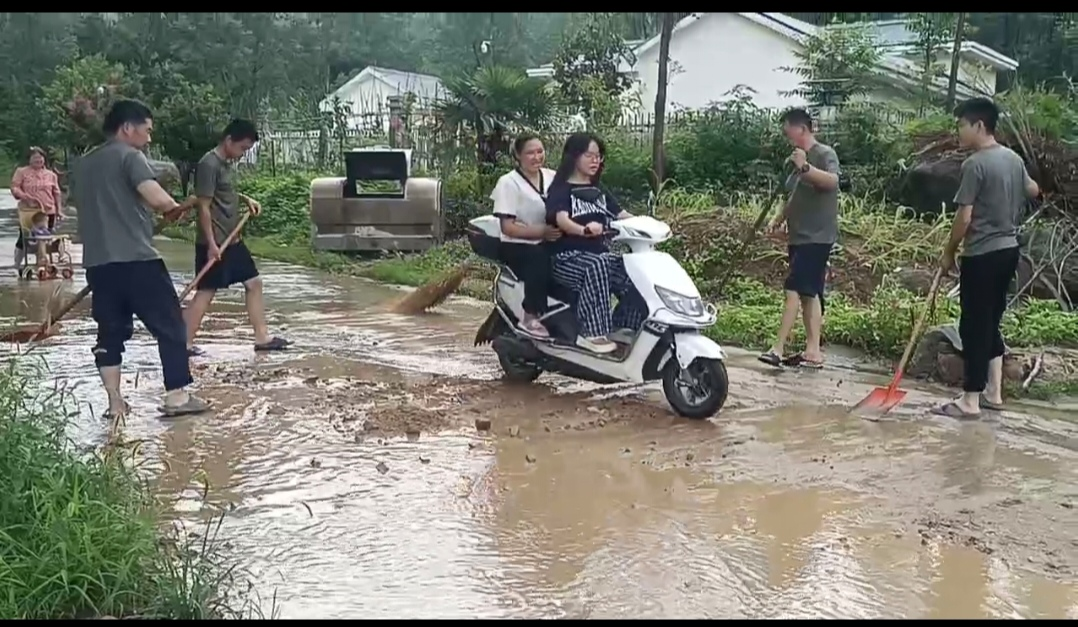 七一建党节  救灾显忠诚 宝天曼党员护林员挺身抗洪一线抢险救灾